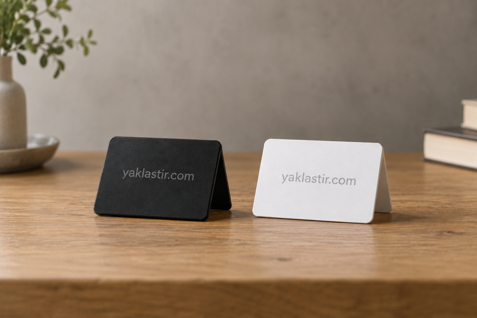 Yan yana duran bir NFC standı ve basılı QR kodlu kart